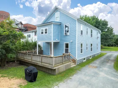 Fully Stocked Kitchen,  AC,  Wi-Fi, W/D,  Near Baseball and Walk to Downtown