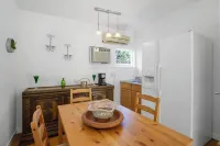 Villa La Verde -Remodeled 4BR Villa, Pool & Guesthouse in Los Angeles