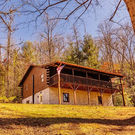 Secluded wilderness cabin retreat in Bryson City- Dog friendly! WiFi A/C