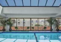 Graduate by Hilton Lincoln - مسبح