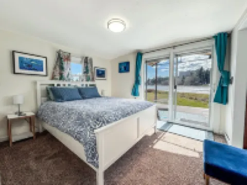 Peaceful Beachfront Cottage - Large Deck & Fire Pit - Gorgeous Views & Wildlife