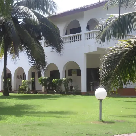 Coconut Grove Beach Resort Отели в г. Элмина