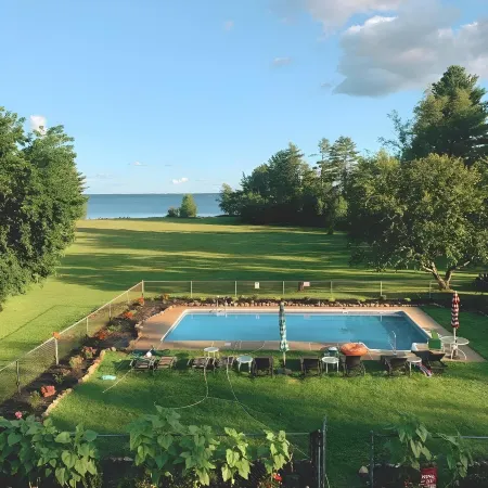 Inn on Great Sacandaga Lake Отели в г. Мейфилд