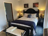 Cozy Cottage with Private pool, Private Hot Tub and Internet