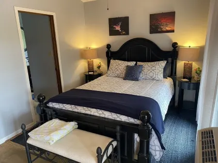 Cozy Cottage with Private pool, Private Hot Tub and Internet