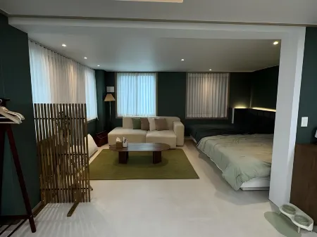 Gyeongju Stayrophy Noseo Branch Отели рядом с достопримечательностью «Oreung»