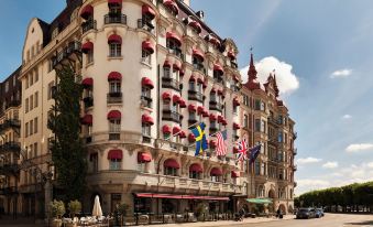 6. Hotel Di..