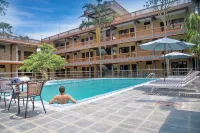 Jungle Safari Lodge Chitwan National Park Sauraha - ที่มีสระว่ายน้ำ