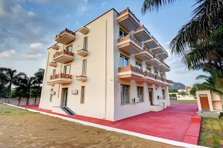 Treebo Premium Royal Amar with Mountain View, 2 Km from Pushkar Lake Отели рядом с достопримечательностью «оз. Пушкар»