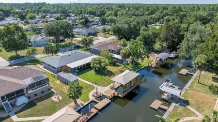 Book Now! Canal Front Rental with Boat Dock Available Отели рядом с достопримечательностью «Парк штата 7 Майл Луп Трейлхед Кристал Ривер Презерв»