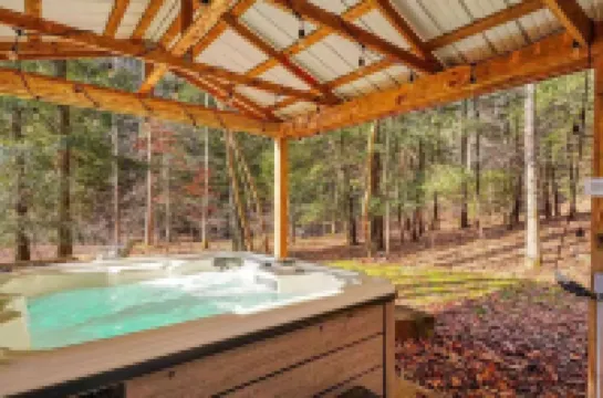Moore Hollow Cabin in Hocking Hills-Covered Hot Tub/on-Site Hiking/Pet Friendly Hotels in Laurel Township