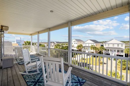 Spacious 3rd Row Beach House with a Heated Saltwater Pool & Hot Tub Отели рядом с достопримечательностью «TPC Myrtle Beach»