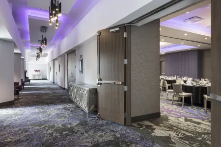 Hilton Garden Inn Ottawa Downtown Отели рядом с достопримечательностью «Национальный военный мемориал Канады»