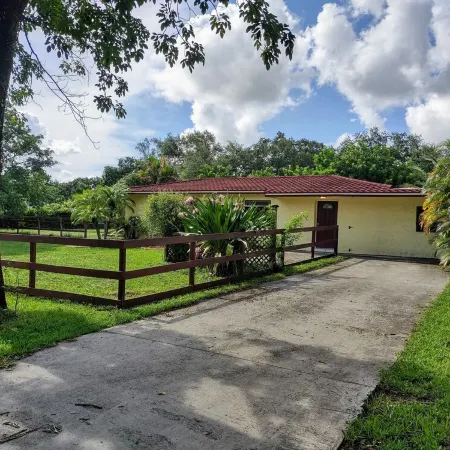 Sunshine Acre. King Master Suite & BIG Yard