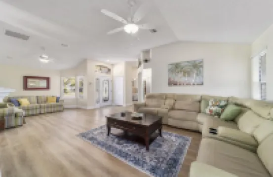 The Villages! 2 Squares!-Pool Access -Free Wifi-All Amenities-Shopping Galore!