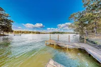 Comfortable, newly remodeled modern 2 bedroom cabin located on Lake Hamilton. Hotels in Garland County