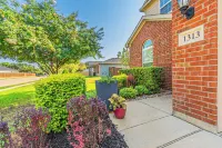 DFW Perfect Home with Garage Parking, Gated Yard,Business Amenities,Arcade game!