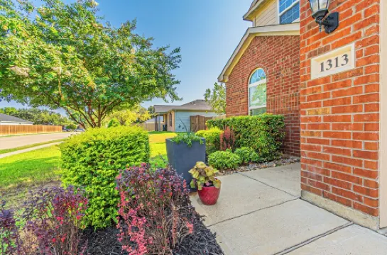 DFW Perfect Home with Garage Parking, Gated Yard,Business Amenities,Arcade game!