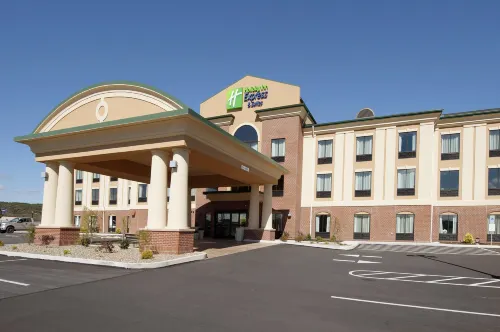 Holiday Inn Express & Suites CLEARFIELD by IHG - parking
