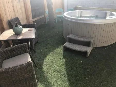 The Palace Cottage w/private Hot tub