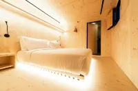 Zero Box Lodge Porto Hotels near Livraria Lello