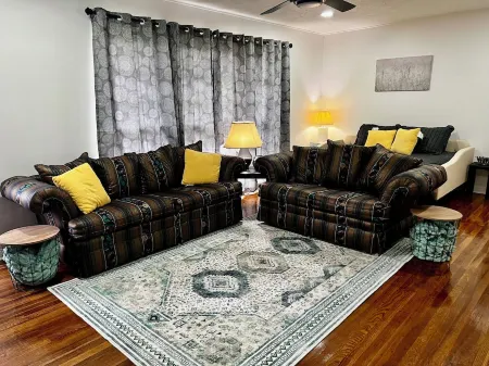 Charming Downtown Getaway Отели рядом с достопримечательностью «Crying Eagle Brewing Company»