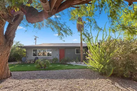 The Hidalgo House Отели рядом с достопримечательностью «Desert Hot Springs Chamber-Commerce»