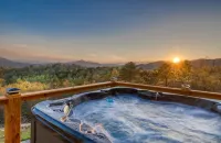 *NEW!* Hot tub/fire pit/private close to Downtown!