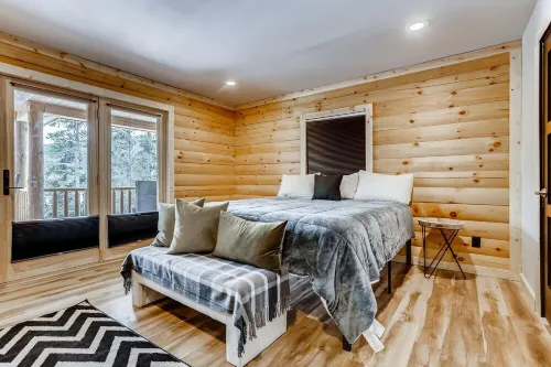 Located just 1.3 miles to downtown Breck and ski resortLicLR21-000002