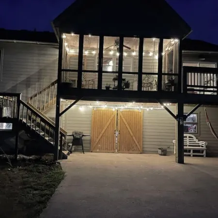 Pet Friendly 5-bedroom cottage just a 16-minute walk to Outer Banks Beaches