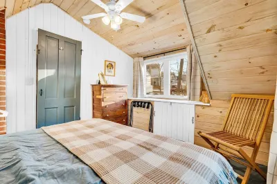 Updated cottage, walk to beach, screened in porch Hotels near Palace Playland