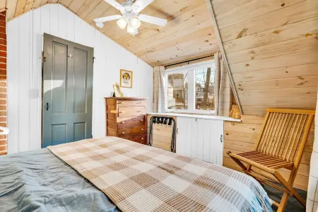 Updated cottage, walk to beach, screened in porch