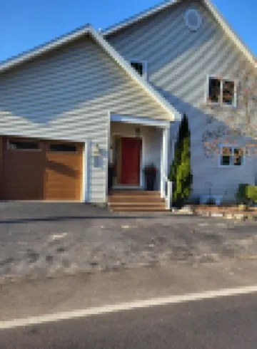 Relaxing, FUN, Comfortable Home on 50 ft. Flat Waterfront. 25 steps to the lake!