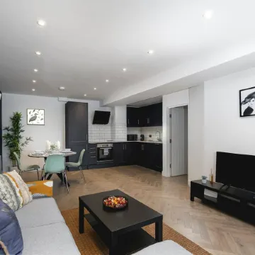 Bright Spacious Condo Free Parking 5Min to Beach