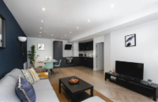 Bright Spacious Condo Free Parking 5Min to Beach