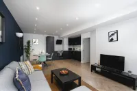 Bright Spacious Condo Free Parking 5Min to Beach
