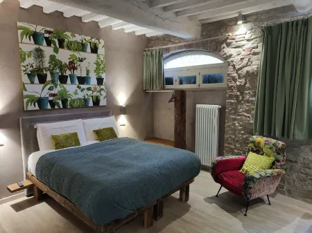 Inside the Wall Отели рядом с достопримечательностью «Базилика Сан-Микеле-ин-Форо»