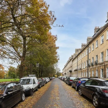 Light-filled Period Apartment - Central Bath