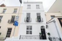 Gloucester Place Townhouse with Hot Tub!