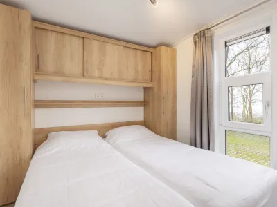 Luxurious lodge with airco, located beside a lake Hotels in 