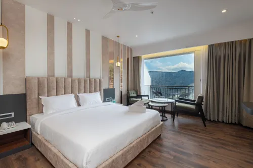 The Chail Resort فنادق في Jola