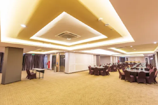 Great Diponegoro Hotel Surabaya Отели рядом с достопримечательностью «Java Aquatic»