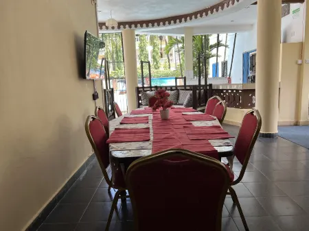 Beautiful and Charming 3-Bed Room Villa in Diani Отели рядом с достопримечательностью «Chillspot Nirvana backpackers and bar and grill»