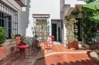 Dreams of Marbella Old Town Отели рядом с достопримечательностью «Пуэрто де Кабопино»