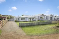 Mandalay Beach House on Pipe Clay Lagoon Отели рядом с достопримечательностью «Парк Креморн Апекс»