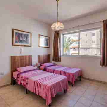Bayview 2 Bedroom Seaview Apartment with Large Terrace with Panoramic Views - by Getawaysmalta Rooms