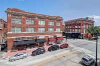 The Center of Savannah! Parking Pass Provided, Premium Access to Downtown