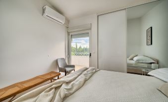 A - Luxury Apt w Big Balcony 4 Min Walk to Beach