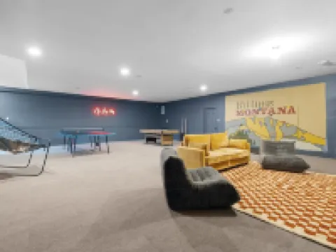 The Lakehouse: Pool, Theater, Game Room, Lakefront