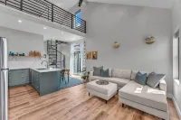 Charmingly Stylish 1-bed Loft Apt! Wonderful Lawrence Barker neighborhood